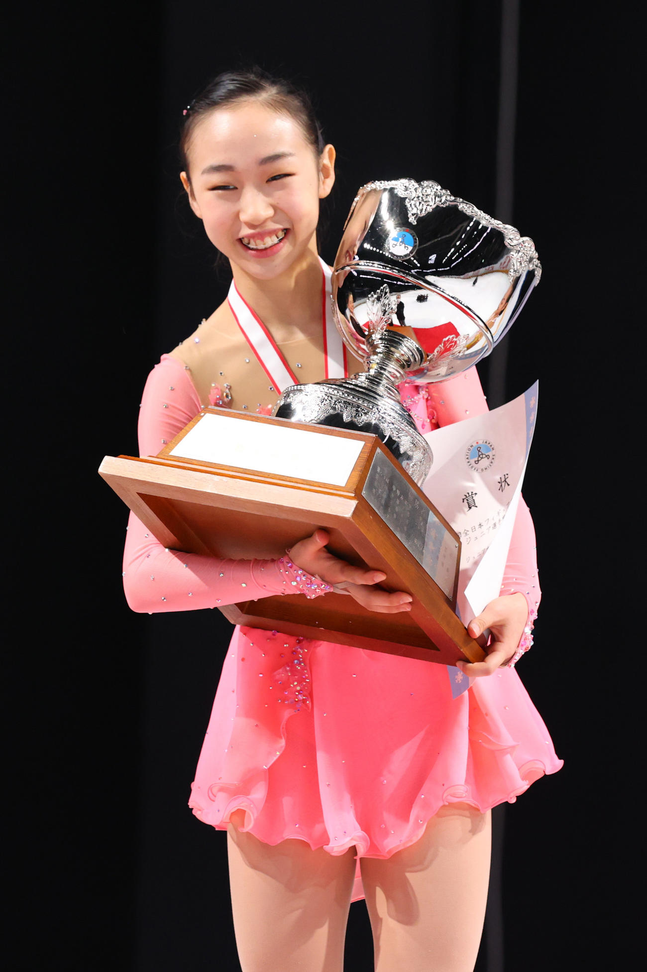 優勝し、表彰台で笑顔を見せる松生理乃（代表撮影）