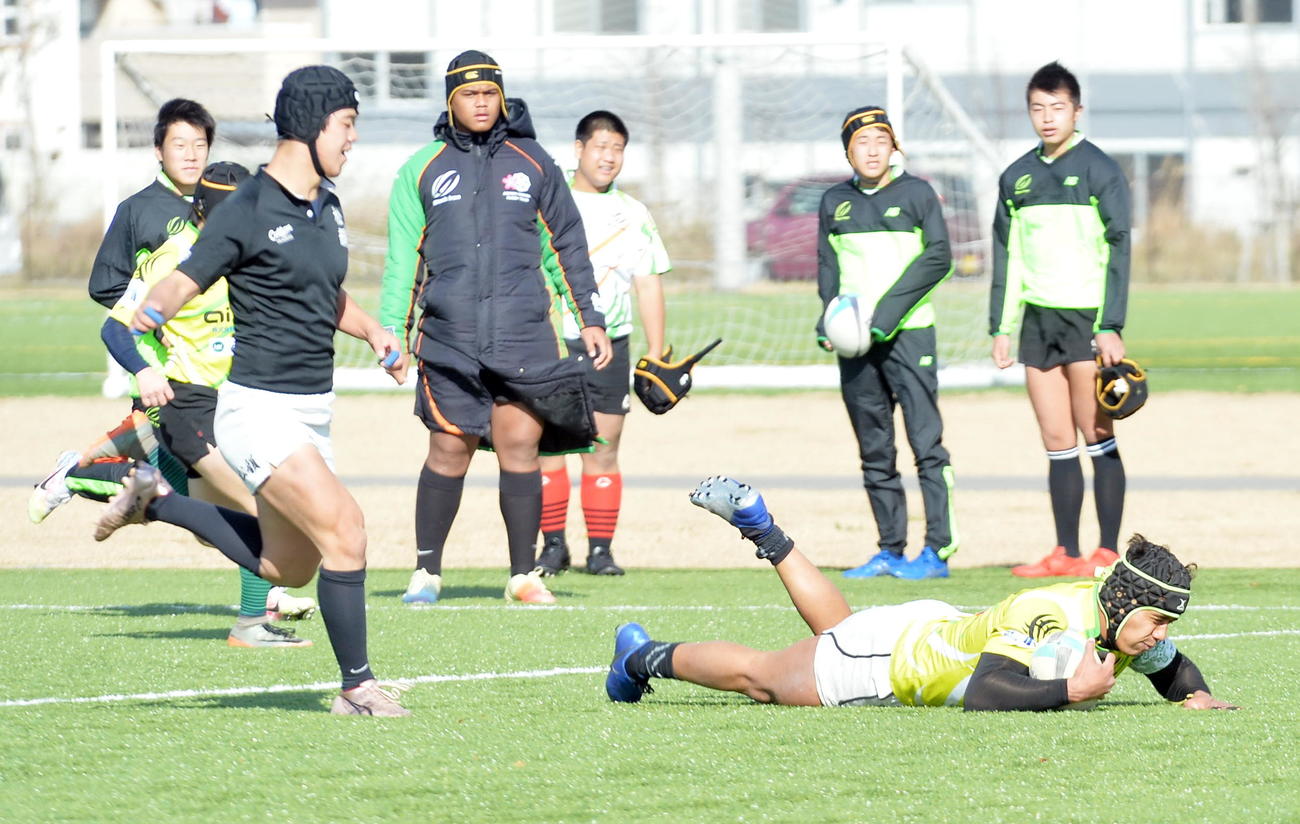 学法福島対青森山田　トライを決める青森山田のCTBハニテリ（右手前）（撮影・佐藤究）