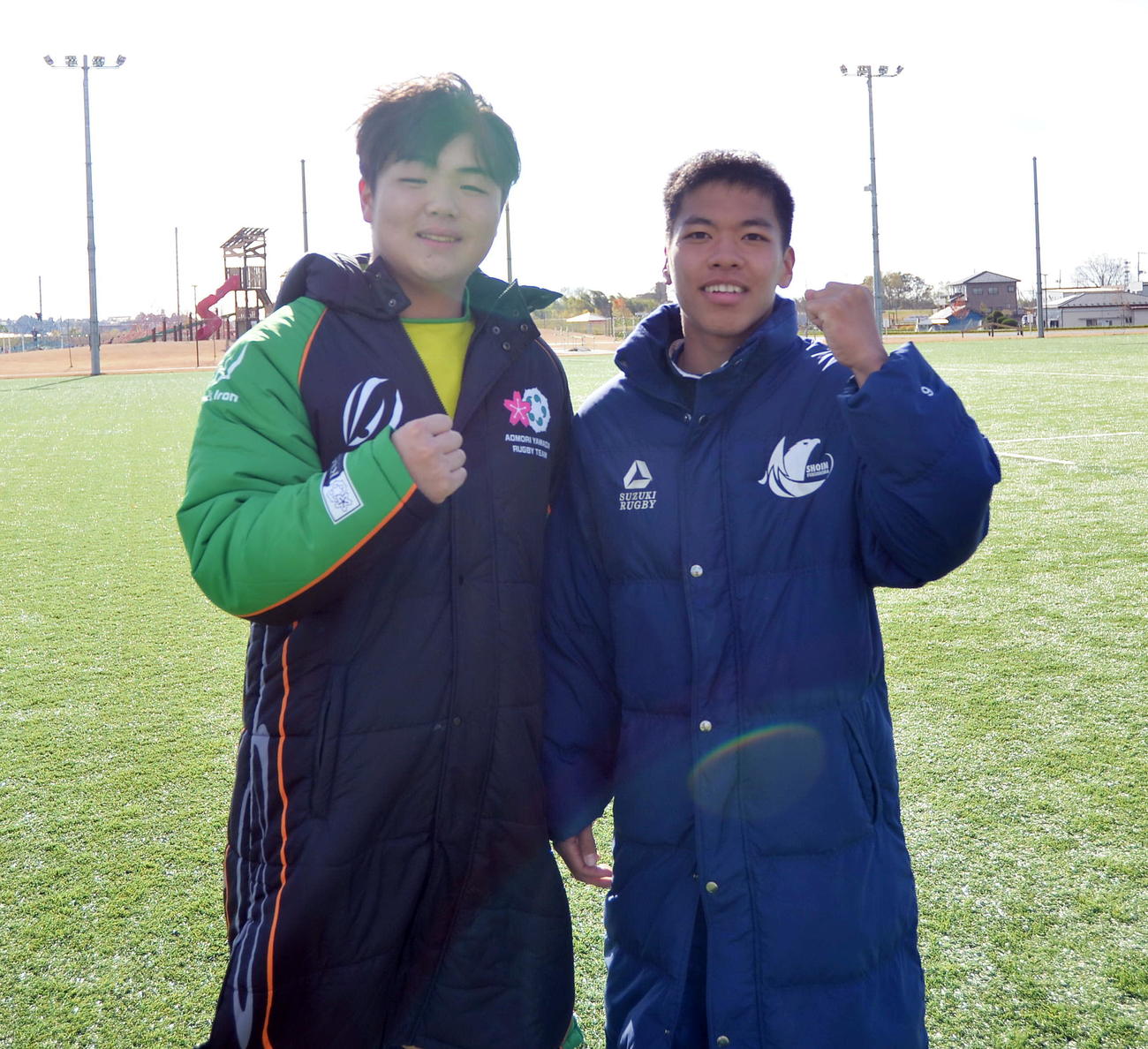 花園でお互いの健闘を誓い合った、青森山田の桜庭主将（左）と学法福島の渡辺主将（撮影・佐藤究）