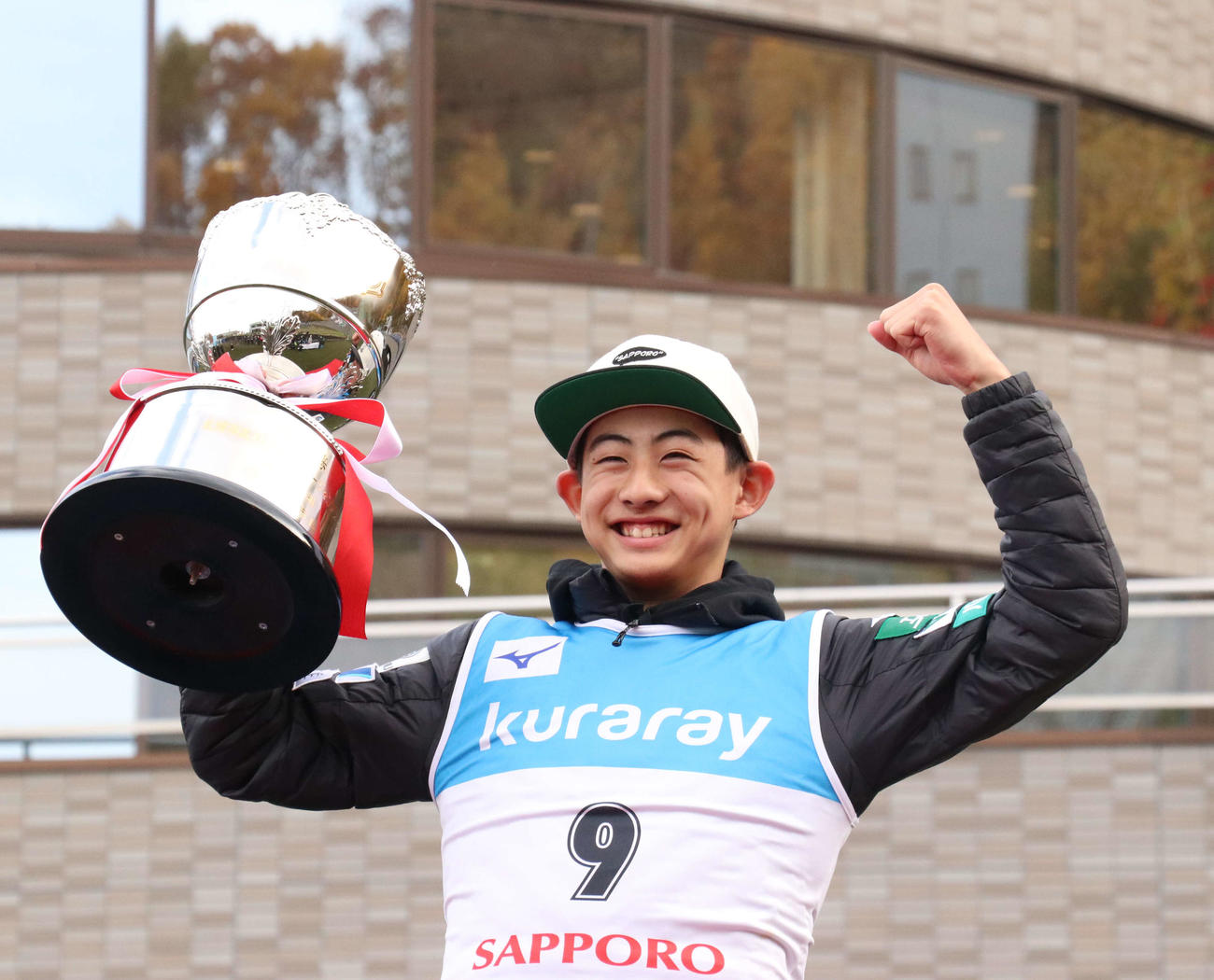 札幌市長杯大倉山サマージャンプ男子少年で初優勝し、両手を挙げて喜ぶ坂野（撮影・浅水友輝）