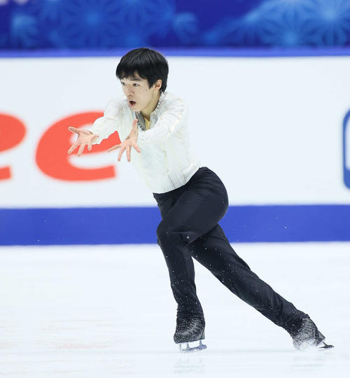 NHK杯男子ショートプログラム　演技をする鍵山優真（代表撮影）