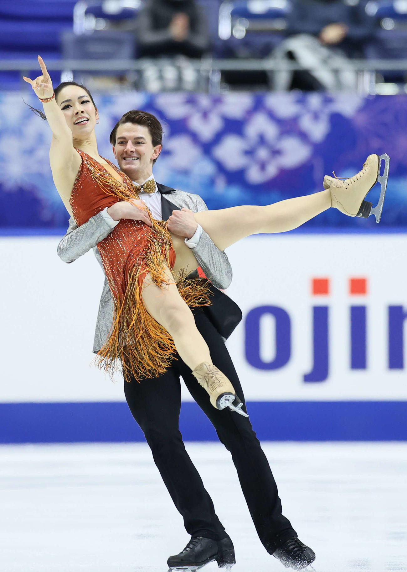 フィギュアスケートNHK杯アイスダンスリズムダンス　演技をする小松原美里（左）、ティム・コレト組（代表撮影）