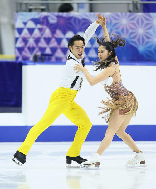 フィギュアスケートNHK杯アイスダンスリズムダンス　演技をする村元哉中・高橋大輔組（代表撮影）