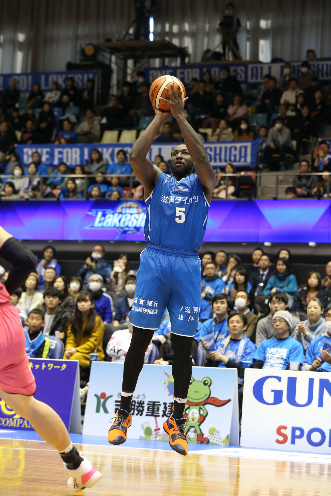 滋賀在籍時の19年3月、秋田戦でプレーするダーラム（C）B．LEAGUE