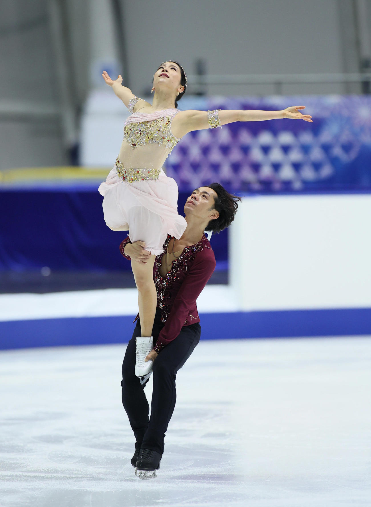 公式練習に臨むアイスダンスの村元哉中・高橋大輔組（代表撮影）