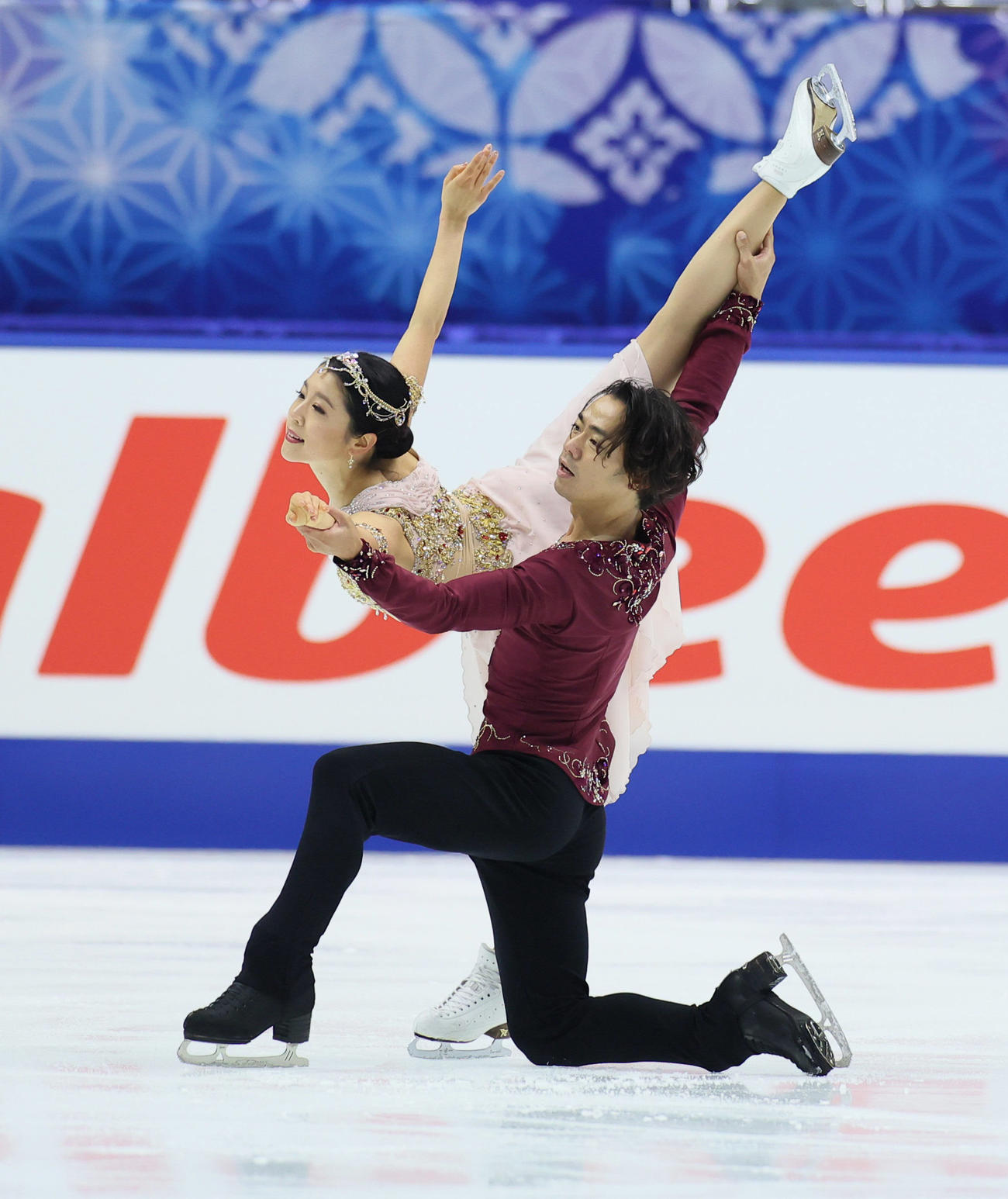 公式練習に臨むアイスダンスの村元哉中・高橋大輔組（代表撮影）