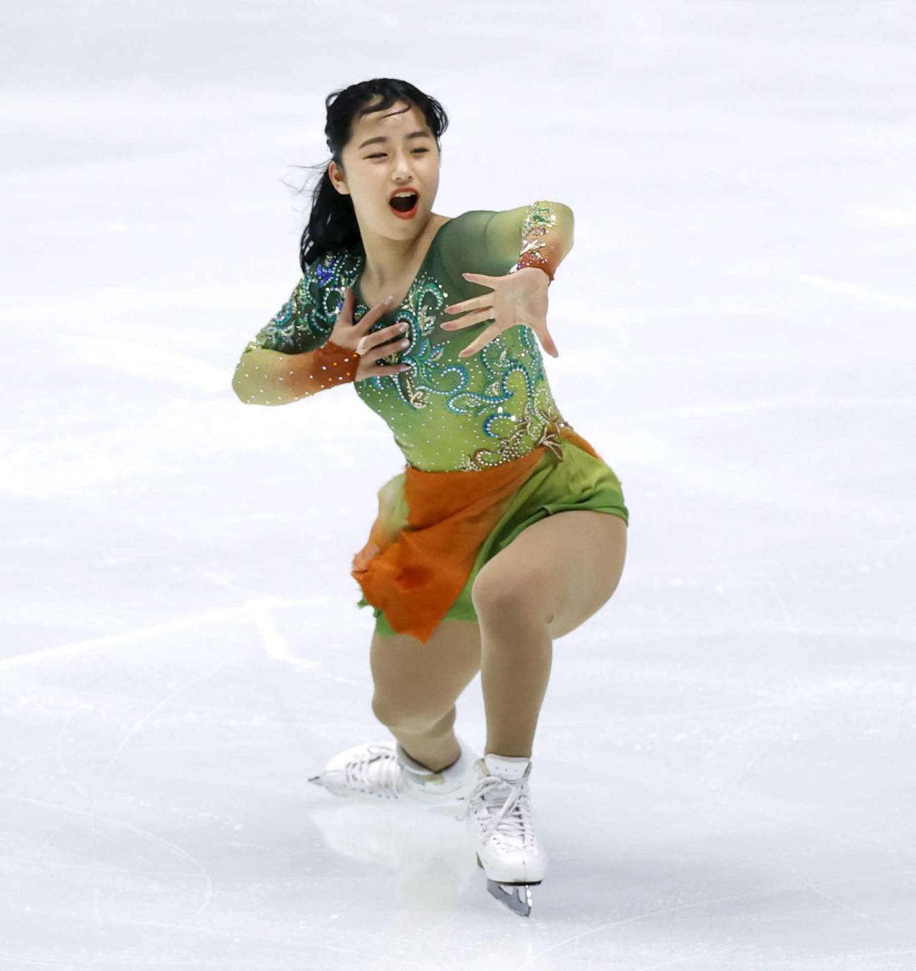 フィギュアスケートNHK杯女子ショートプログラム　演技をする山下真瑚（代表撮影）