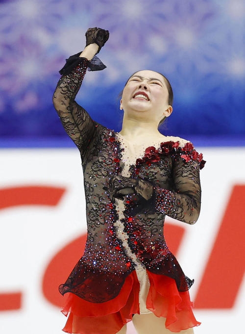 女子フリーの演技を終え、ガッツポーズする樋口新葉（代表撮影）