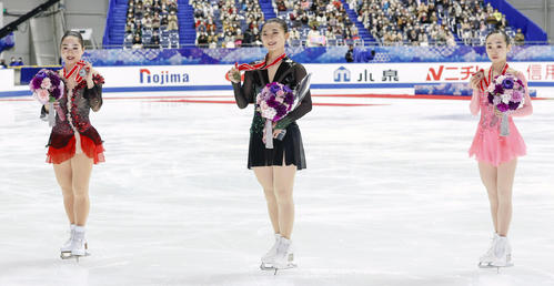 メダルを手に笑顔の左から2位の樋口新葉、優勝した坂本花織、3位の松生理乃（代表撮影）