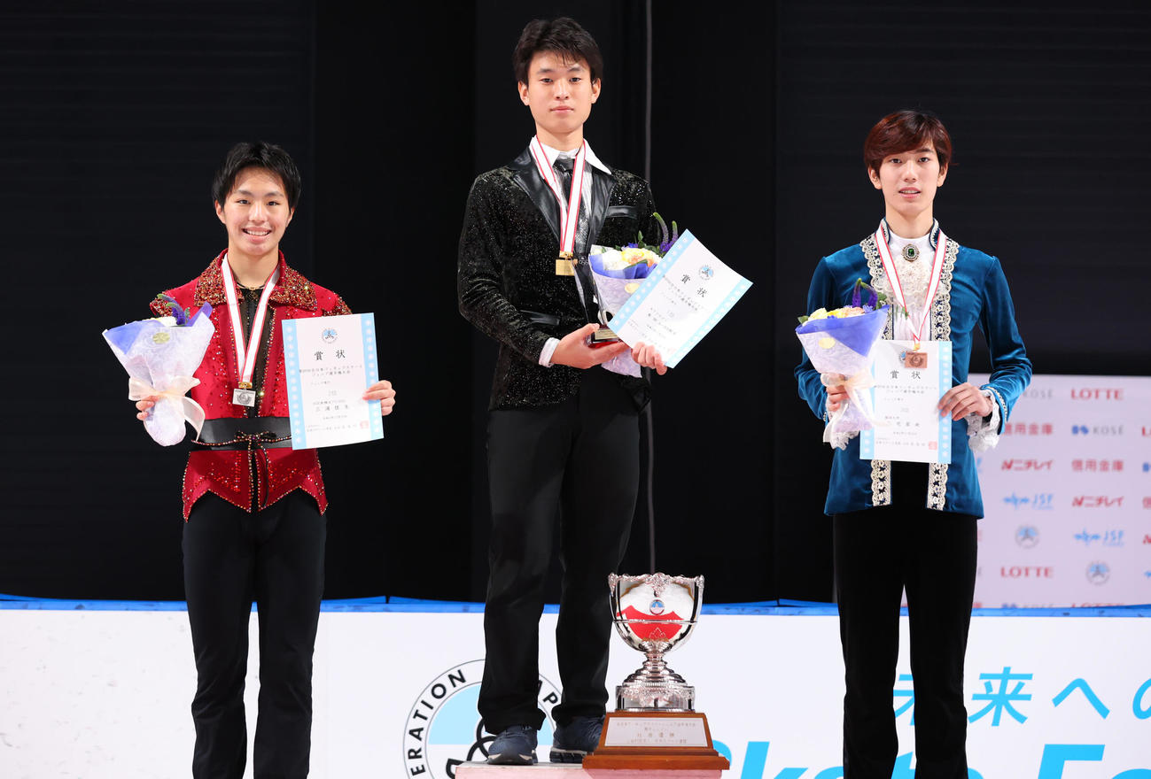 フィギュアスケート全日本ジュニア選手権　最終日　表彰台で笑顔を見せるジュニア男子で優勝した本田ルーカス剛史（中央）、2位の三浦佳生（左）、3位の三宅星南（2020年11月23日）
