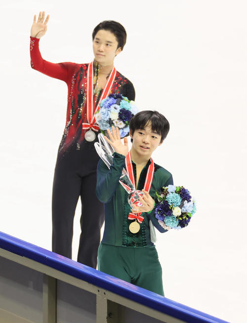 優勝しリンクを一周する鍵山優真（手前）と2位の友野一希（代表撮影）