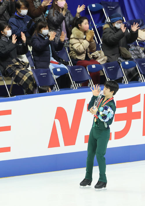 表彰式でリンクを一周する、優勝した鍵山優真（代表撮影）