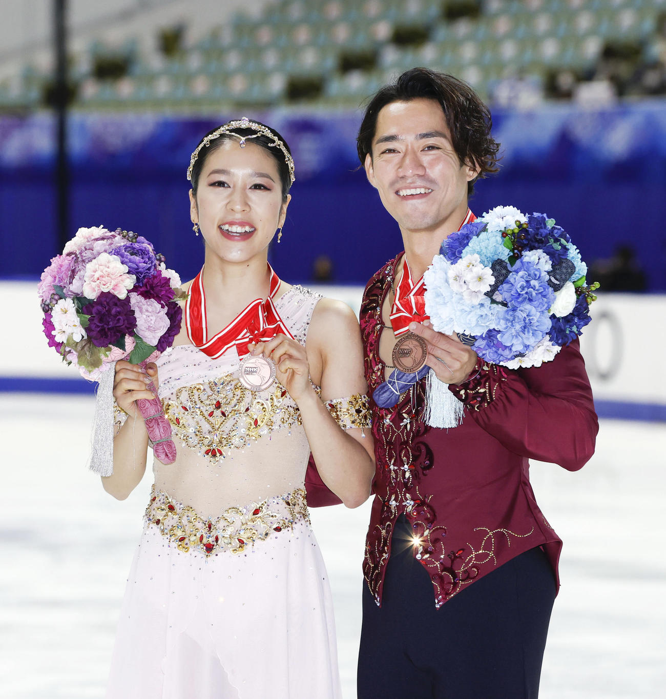 アイスダンスで3位となり、メダルを手に笑顔の村元（左）、高橋組（代表撮影）