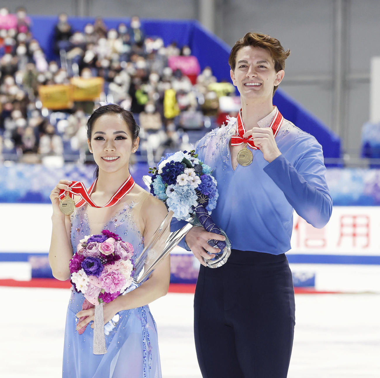 アイスダンスで優勝し、メダルを手に笑顔の小松原（左）、コレト組（代表撮影）