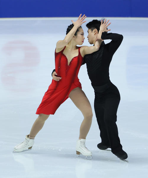 アイスダンスフリー　演技をする深瀬理香子・張睿中組（代表撮影）