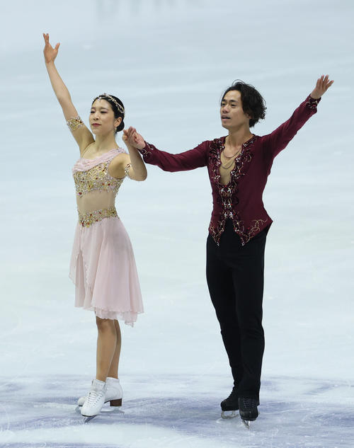 アイスダンスフリー　演技を終えスタンドに挨拶する村元哉中・高橋大輔組（代表撮影）