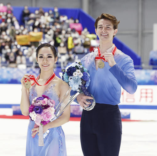 アイスダンスで優勝し、メダルを手に笑顔の小松原（左）、コレト組（代表撮影）