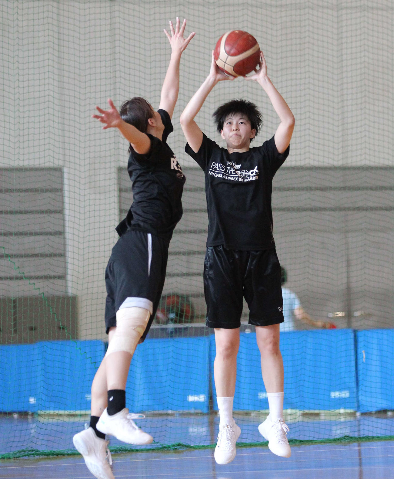 ジャンプシュートする津田（右）（2020年6月27日撮影）