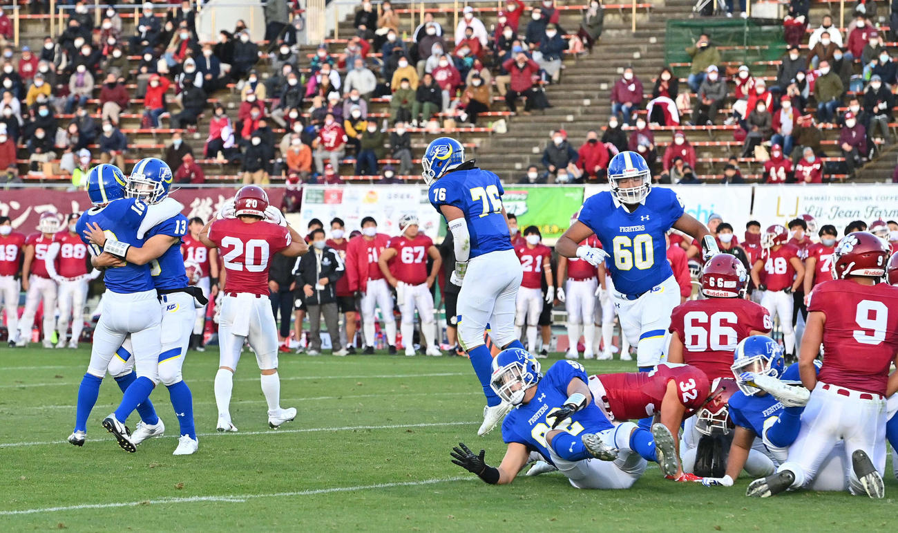 関学大対立命大　第4Q、関学大K永田祥太郎（左）は逆転FGを決め、QB山中勇輝（左から2人目）と抱き合って喜ぶ（撮影・上田博志）