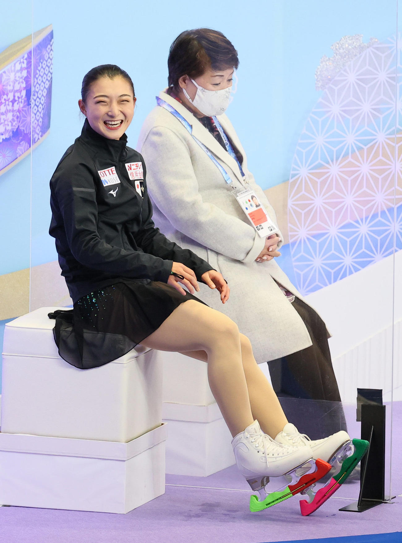 女子フリー　キスアンドクライで笑顔の坂本花織＝28日、東和薬品RACTABドーム（代表撮影）
