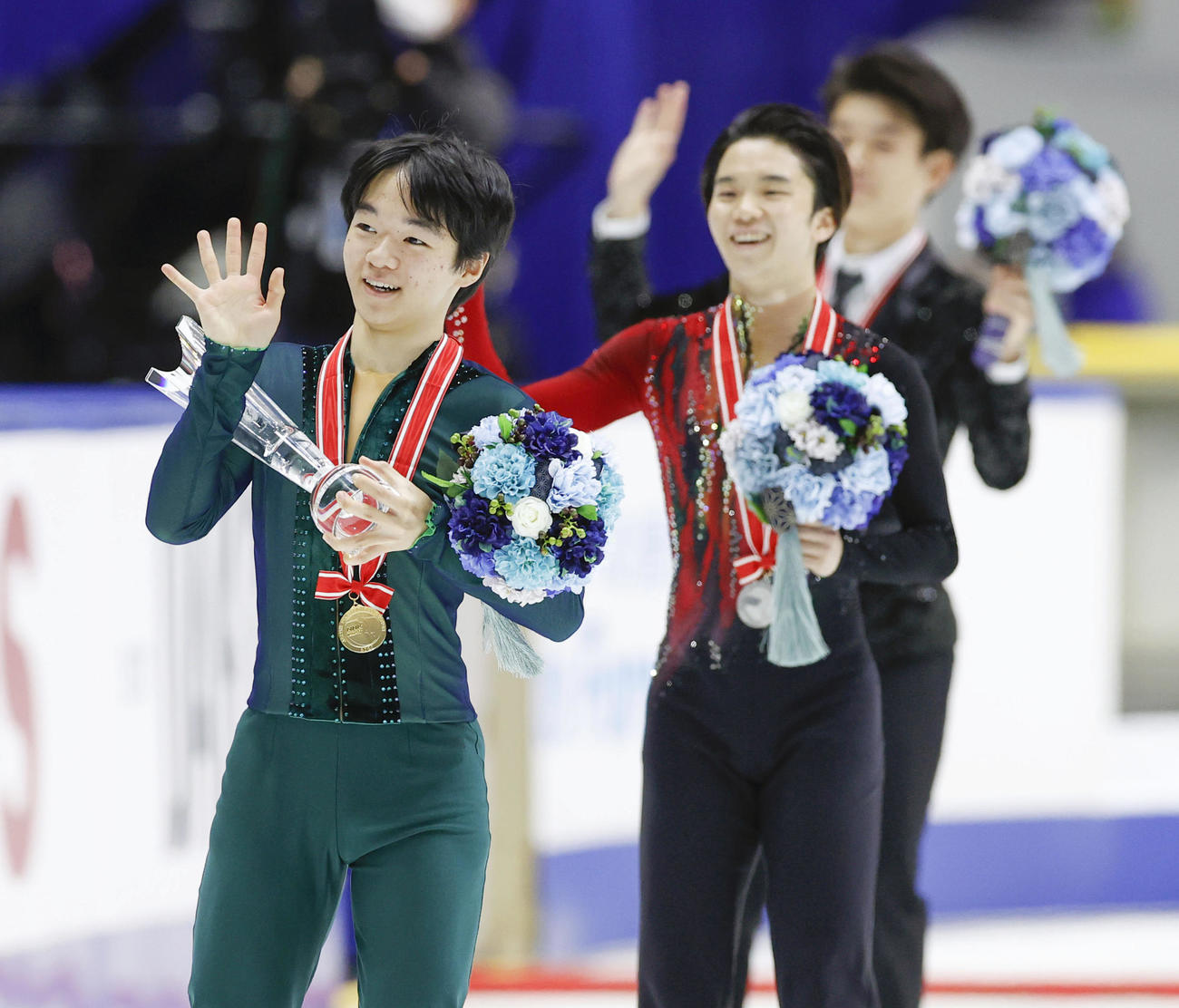 表彰式を終え歓声に応える、手前から優勝した鍵山優真、2位の友野一希、3位の本田ルーカス剛史（代表撮影）