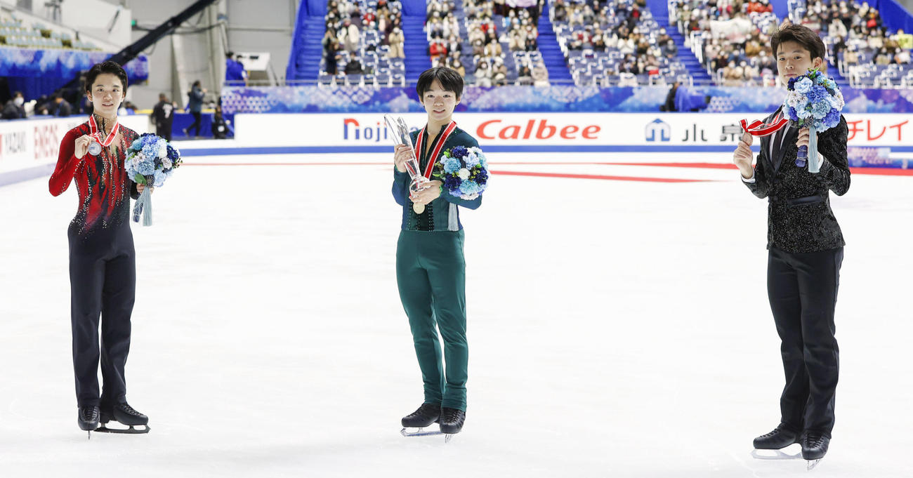 メダルを手にする、左から2位の友野一希、優勝した鍵山優真、3位の本田ルーカス剛史（代表撮影）