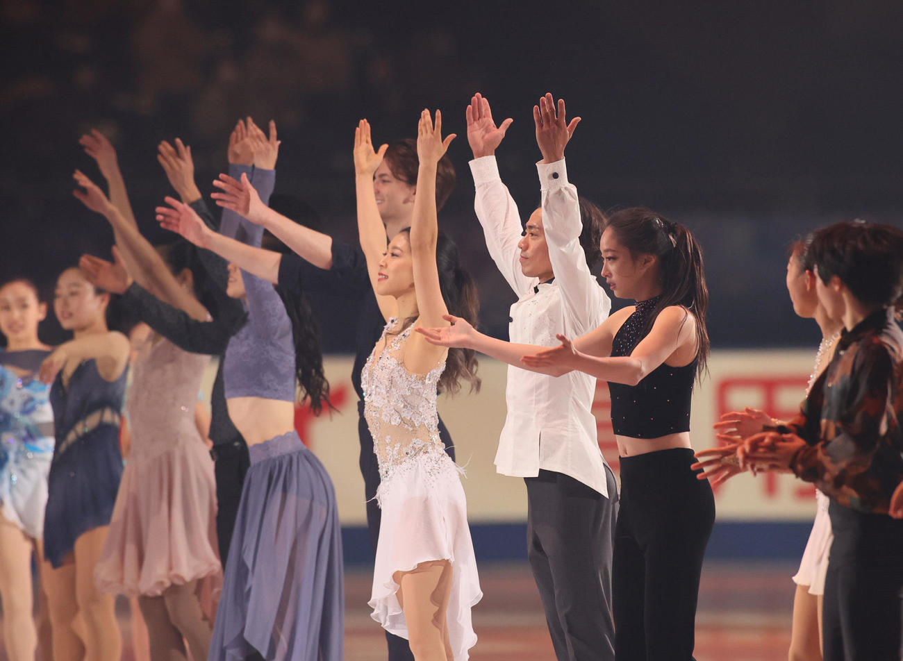 フィナーレでスタンドに挨拶する高橋大輔（右から4人目）ら（代表撮影）