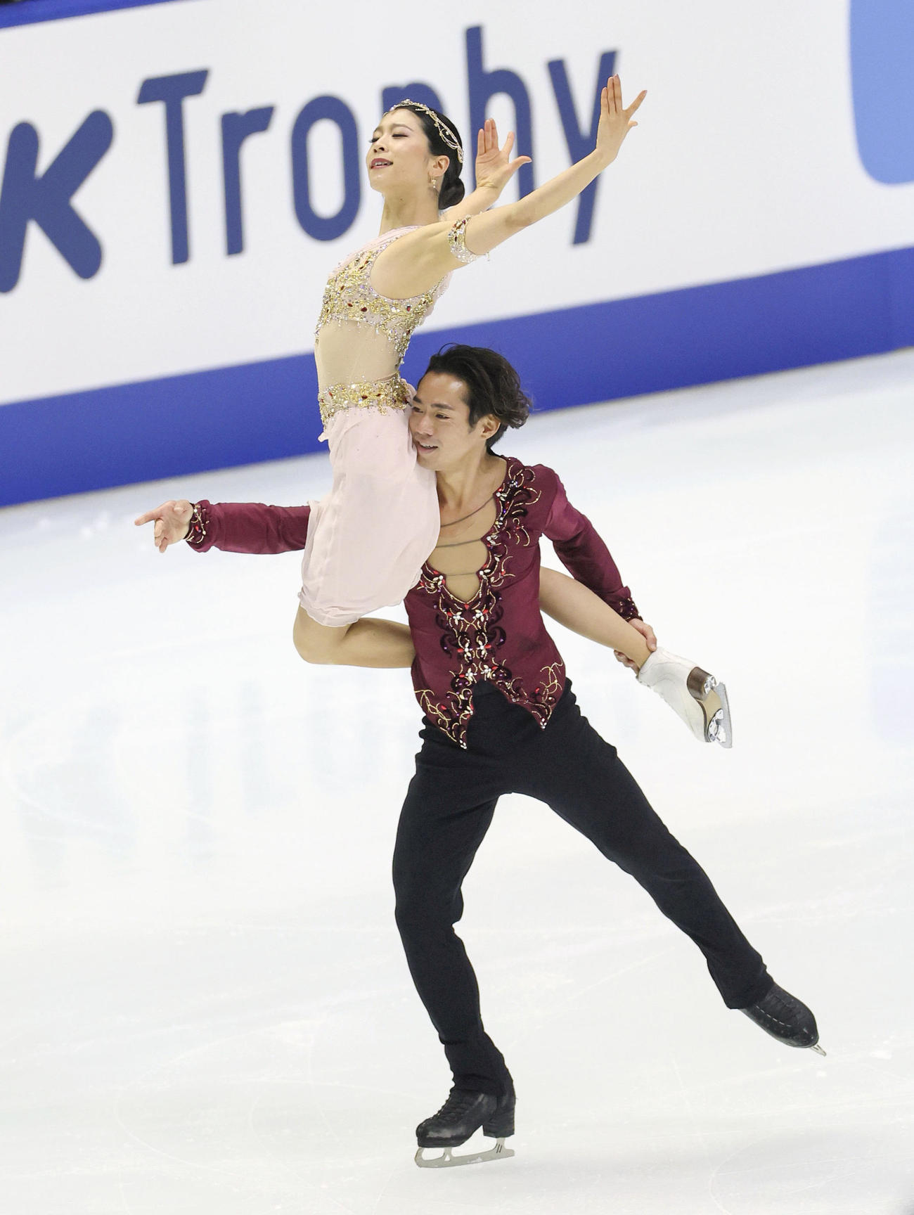 アイスダンスで3位の村元（左）、高橋組のフリーの演技（代表撮影）