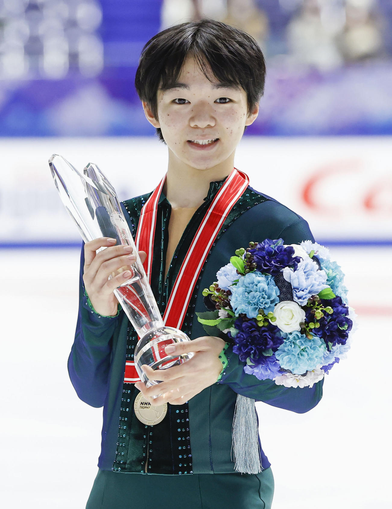 男子で優勝し、トロフィーを手に笑顔の鍵山優真（代表撮影）