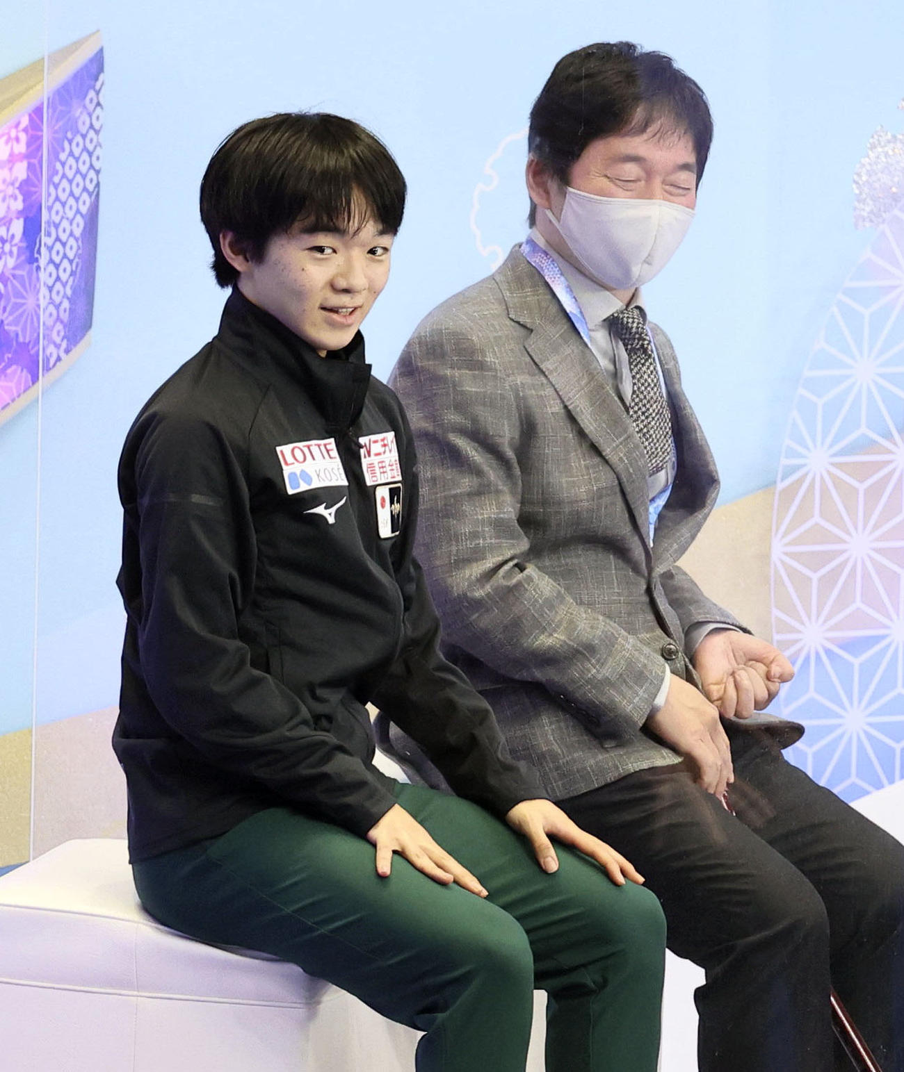 男子フリーの演技を終え、キスアンドクライで笑顔の鍵山優真（左）と父の正和コーチ（代表撮影）