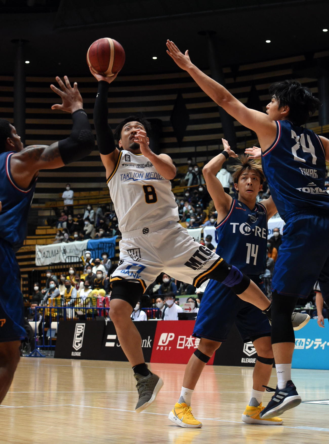 東京Z対仙台　前半、体勢を崩しながらシュートを狙う仙台月野（左から2人目）（撮影・山田愛斗）