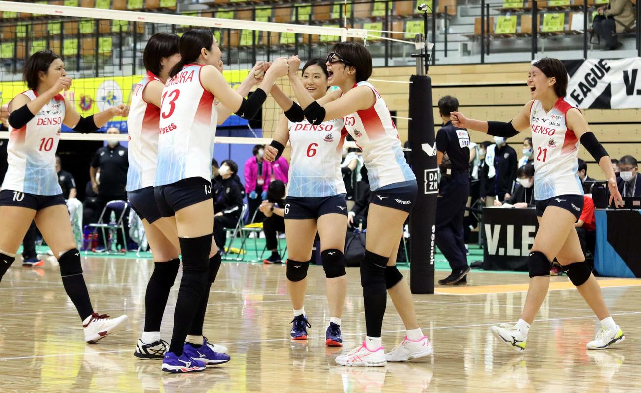 デンソー対埼玉上尾　勝利の瞬間、グータッチして喜ぶ日本代表の鍋谷（中央右）、奥村（同左）らデンソーの選手たち。中央奥は日本代表セッター田代、右端は同代表の工藤（撮影・永野高輔）