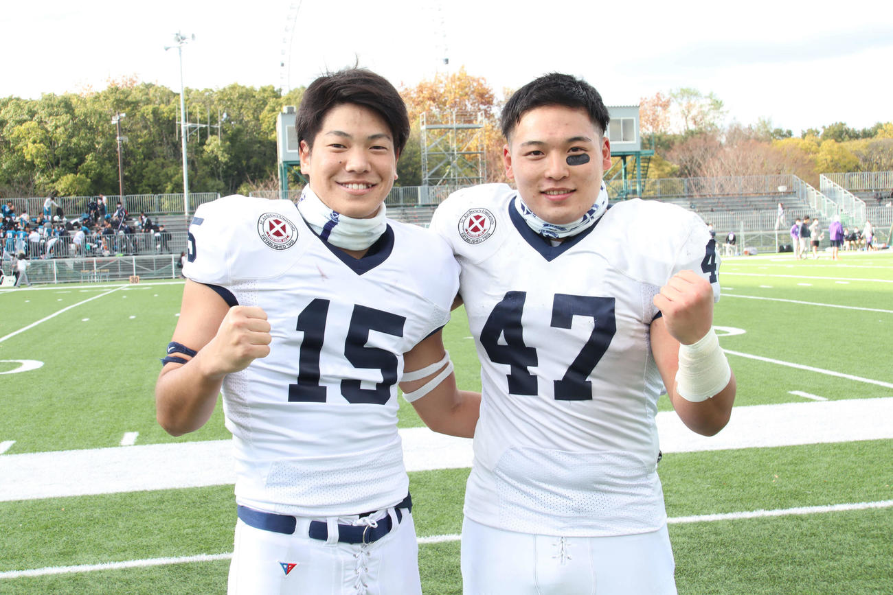 今季初勝利で喜ぶ桃山学院大のLB小西主将（右）とDB松原（左）（撮影・南谷竜則）