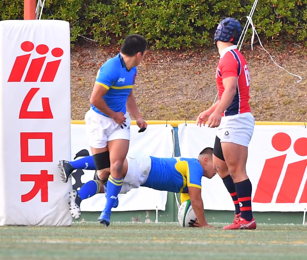 関学大対京産大　前半、ゴール中央に先制トライを決める関学大SO呉嶺太（撮影・上田博志）