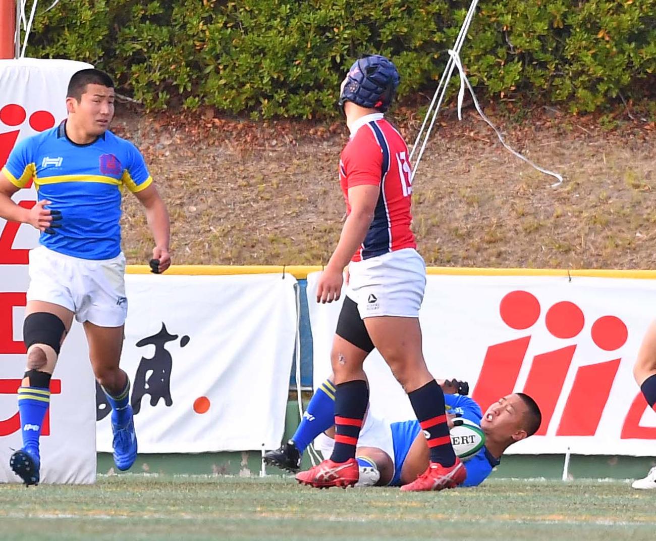 関学大対京産大　前半、ゴール中央に先制トライを決める関学大SO呉嶺太（撮影・上田博志）