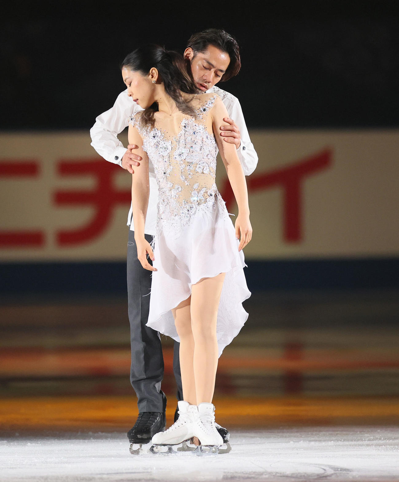 フィギュエキシビションで演技する村元哉中（手前）、高橋大輔組（代表撮影）