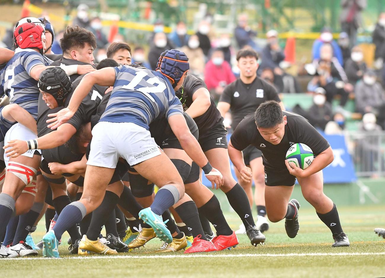 右中央に飛び込みトライを決める天理フッカー佐藤康（撮影・上田博志）