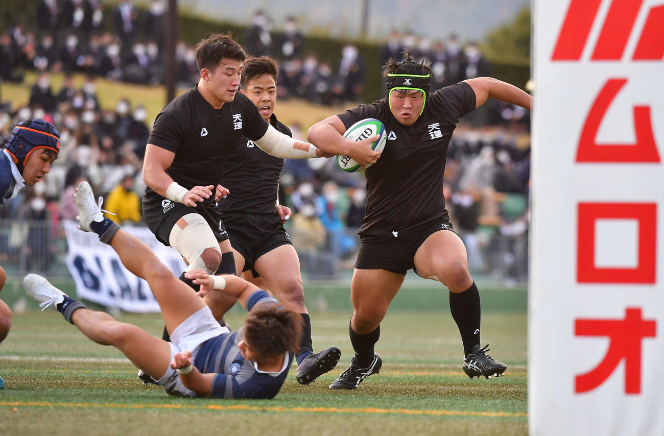 ボールを持って突進する天理プロップ谷口祐一郎（撮影・上田博志）