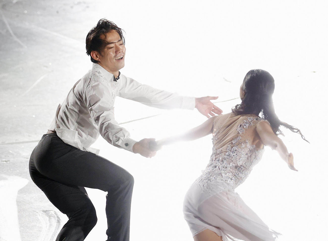 エキシビションで演技する村元哉中（右）、高橋大輔組（代表撮影）