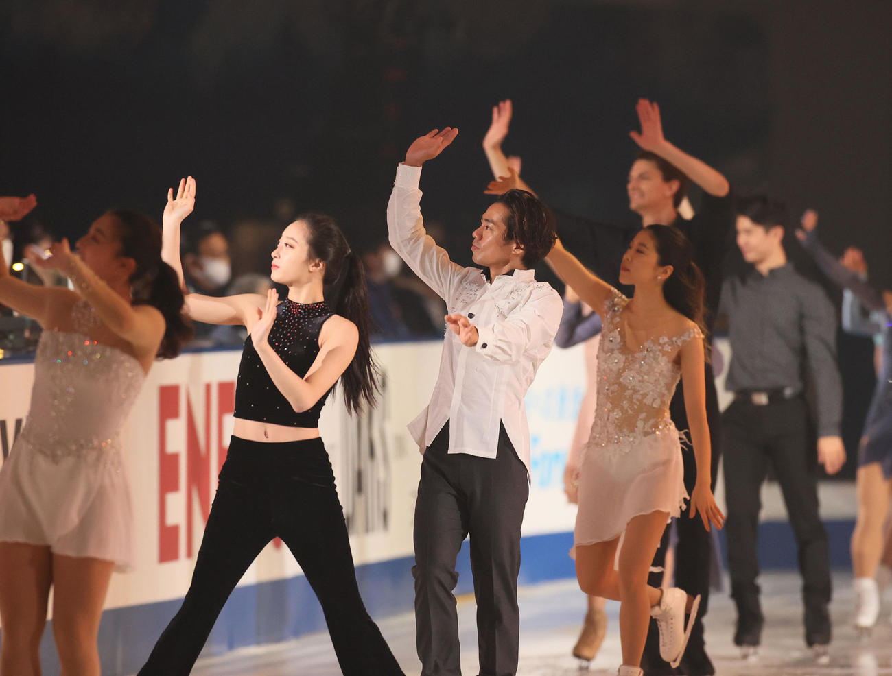 フィナーレで手を振りながらリンクを周回する高橋大輔（中央）ら（代表撮影）