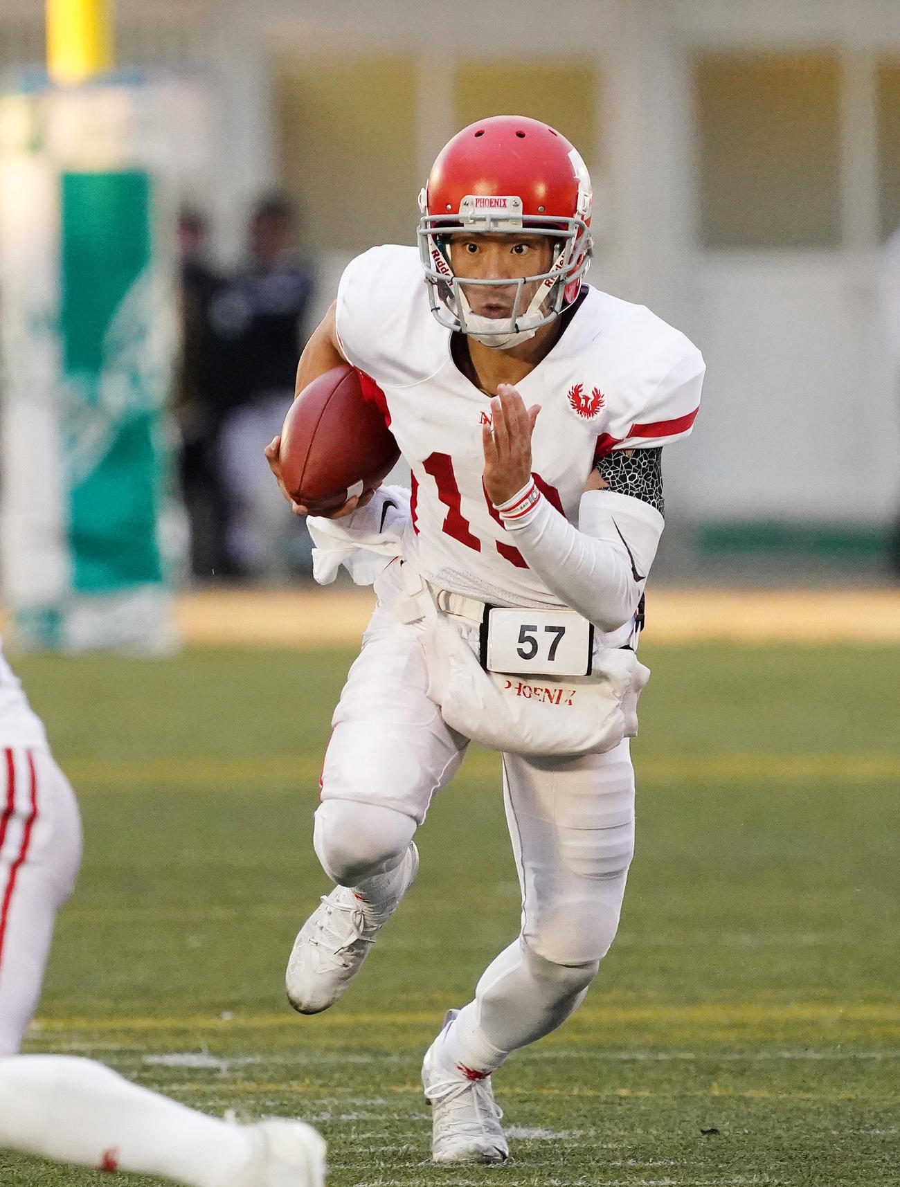 第2Q、自らのランで突破する日大QB林大希（撮影・菅敏）