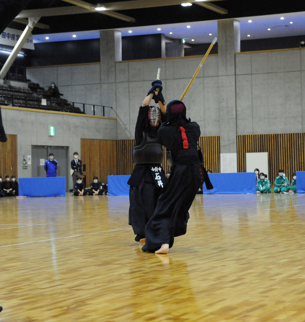 女子決勝　小針の副将石井（左）が面2本で勝利