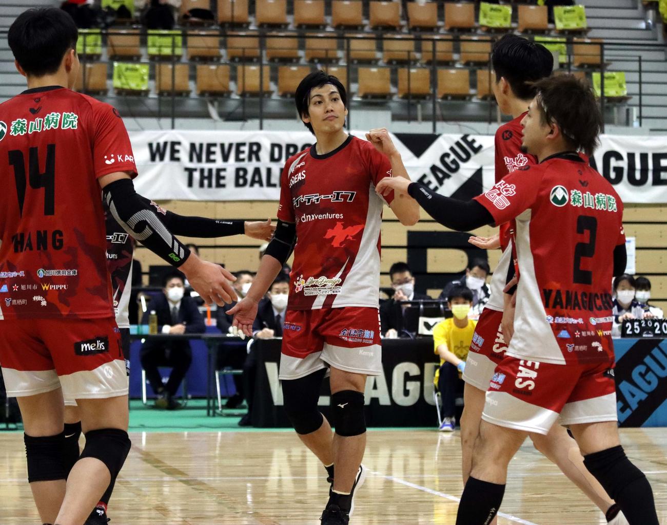 北海道ダービー2連勝を飾りチームメートと喜ぶ越川（中央）（撮影・永野高輔）