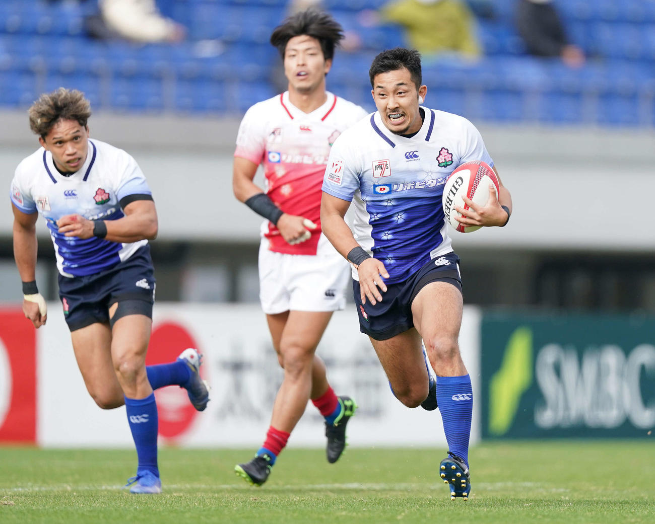 29日に行われた代表候補の紅白戦で独走しトライを決める中川（右）（撮影・鈴木みどり）