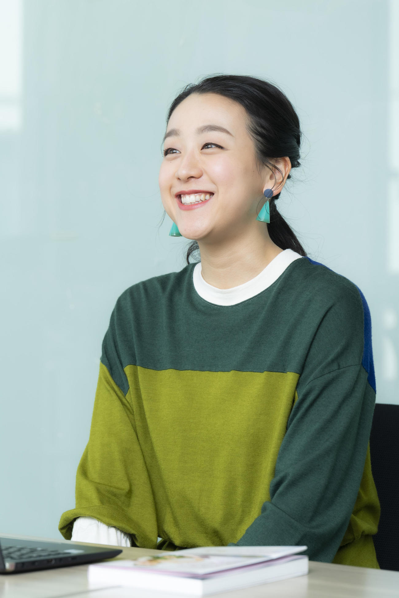 「浅田真央　100の言葉」の出版に合わせてインタビューに応じた浅田さん（山川修一氏撮影）