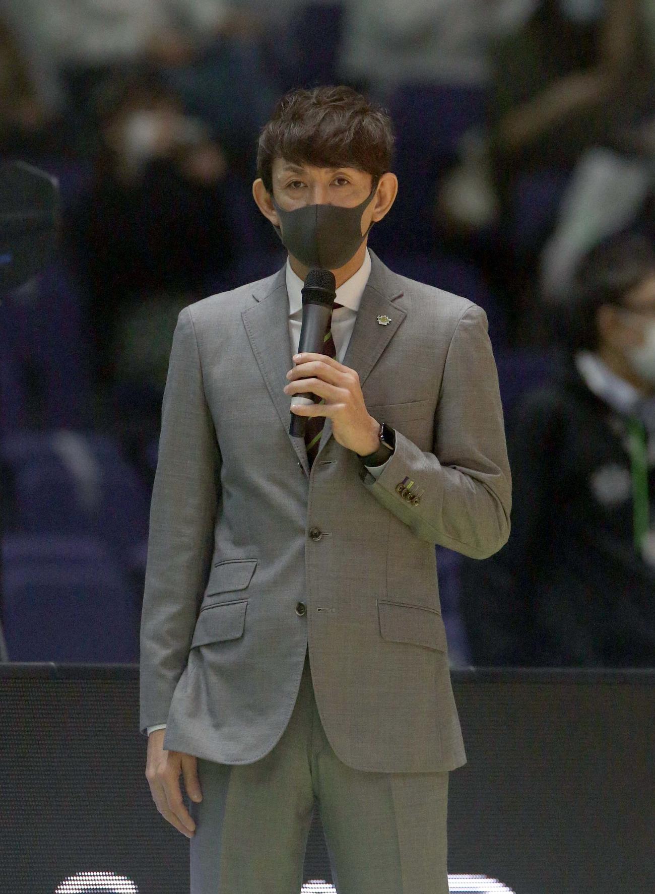 レバンガ北海道対千葉　試合前、マスク姿でコート上に現れるレバンガ北海道折茂社長（撮影・佐藤翔太）