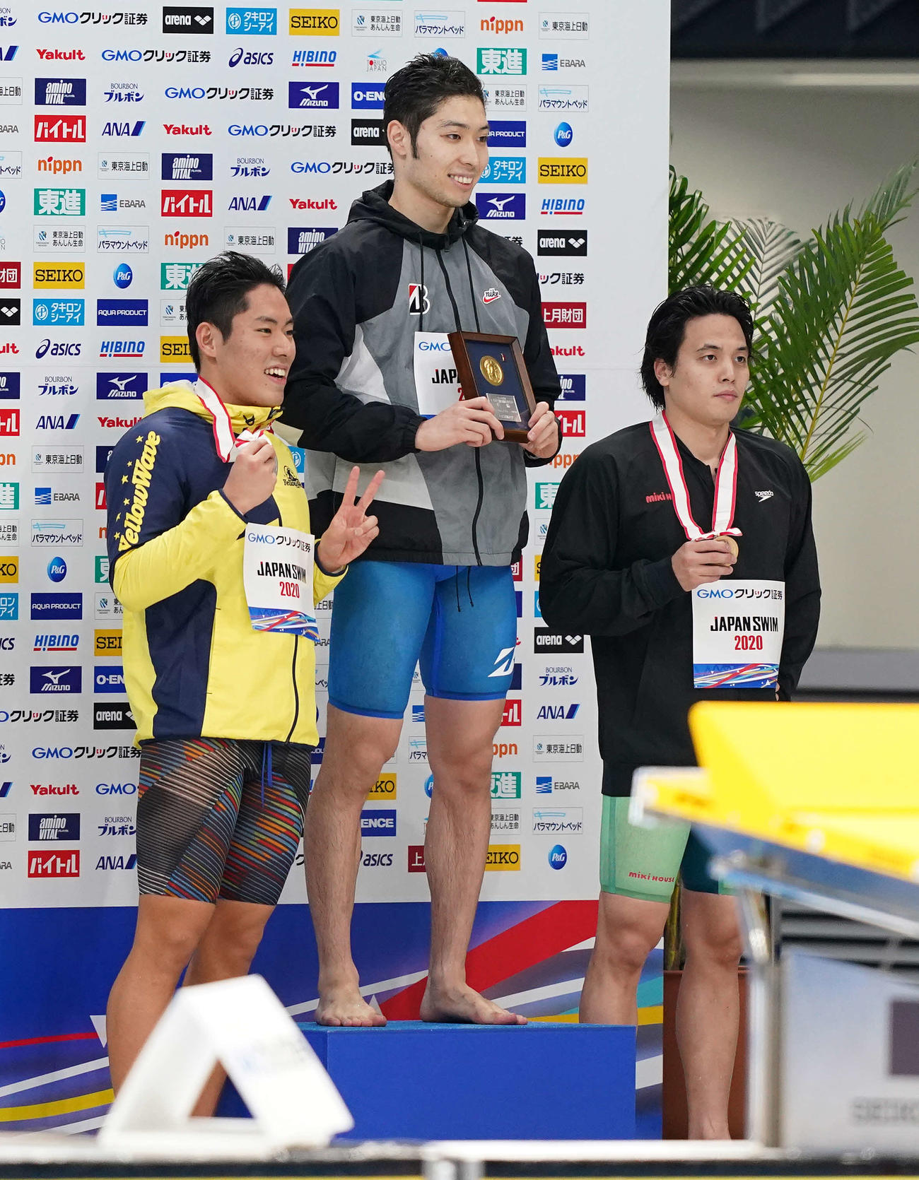 男子400メートル個人メドレーで優勝し、表彰台で笑顔の萩野（中央）（撮影・鈴木みどり）