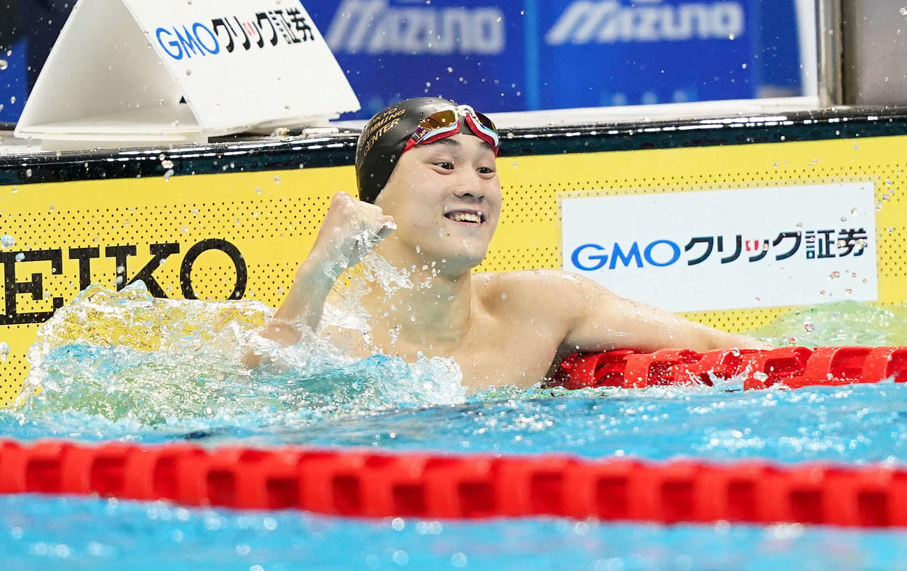 男子100メートル平泳ぎで優勝し、ガッツポーズの佐藤（撮影・鈴木みどり）