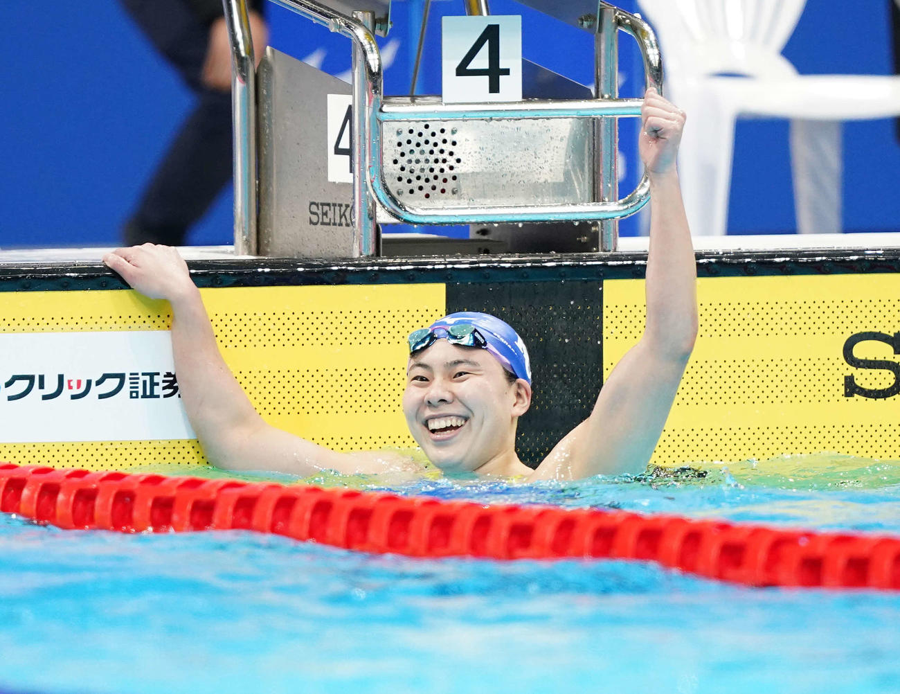 女子400メートル自由形で優勝しガッツポーズの望月（撮影・鈴木みどり）