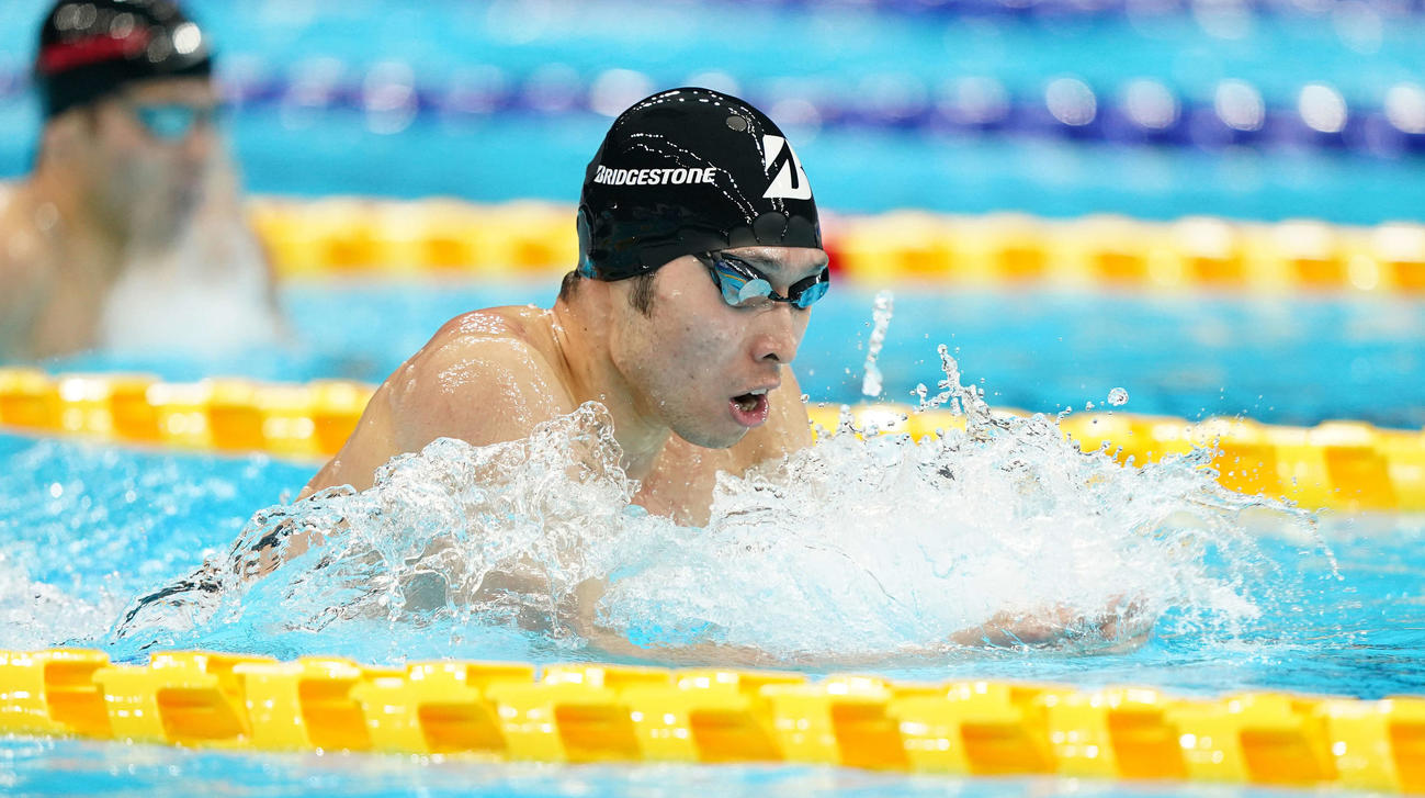 男子400メートル個人メドレー決勝で平泳ぎを泳ぐ萩野（撮影・鈴木みどり）